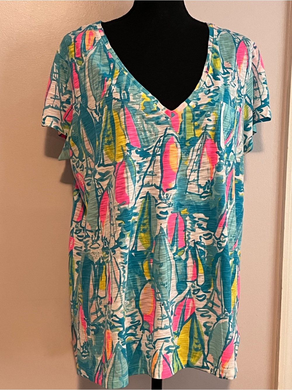 LILLY PULITZER Jessica Beach and Bae SS Vneck Shirt . Size 14